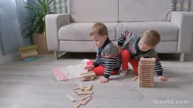 <strong>双胞胎</strong>男孩<strong>兄弟</strong>从木块大厦坐在地板由沙发在他们的房间里.
